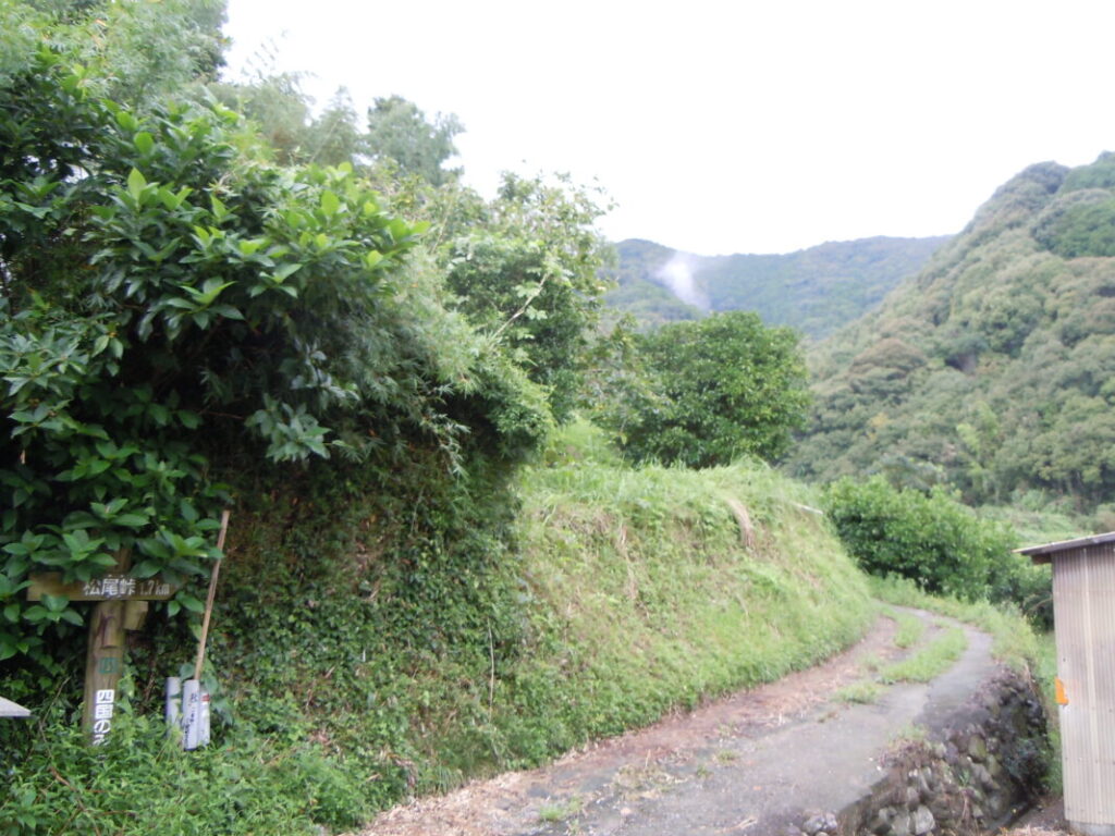 Matsuo Pass entrance: a muddy trail due to bad weather the previous day.