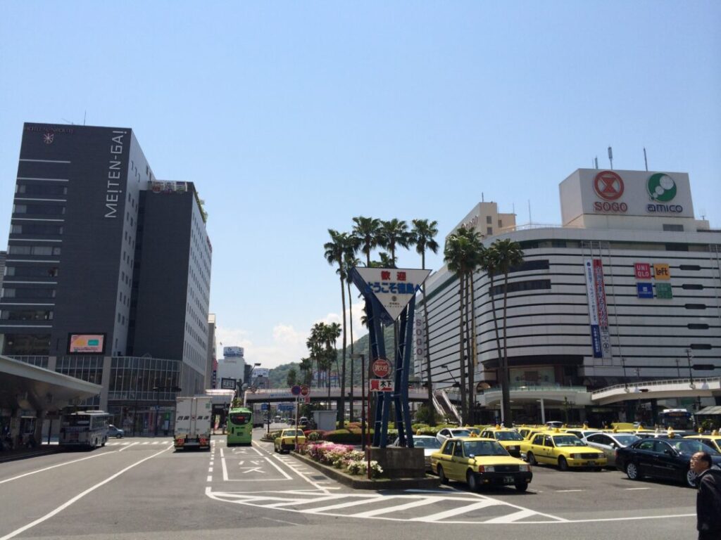 徳島駅の前：正面に商業施設やホテルのビルが見える