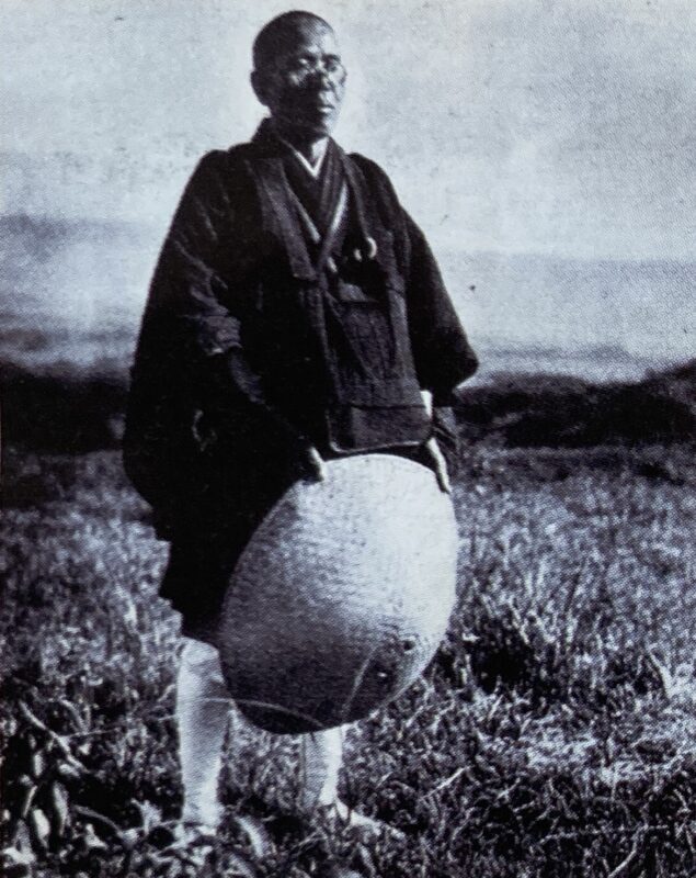 Taneda Santōka: photograph of him in pilgrimage attire
