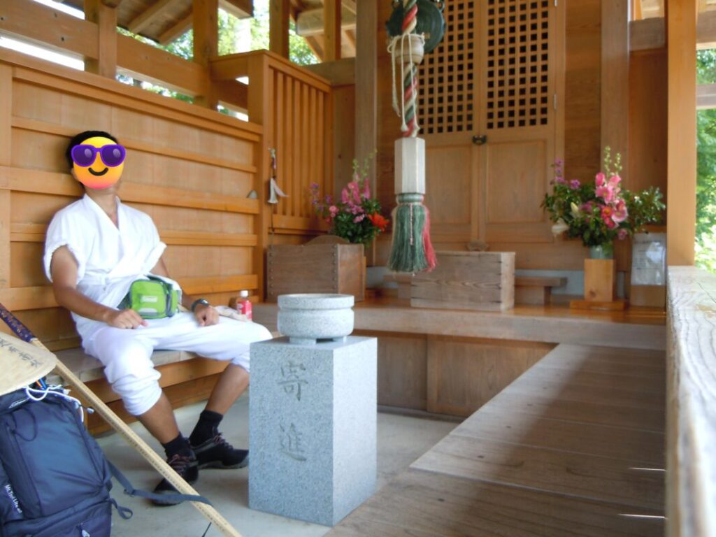夏のお遍路：遍路小屋でリュックを下ろして休憩