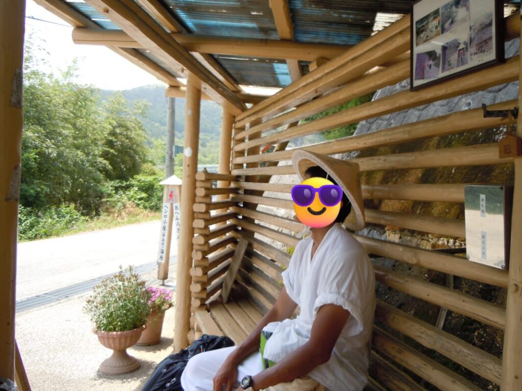夏の歩き遍路：遍路小屋で休憩する私