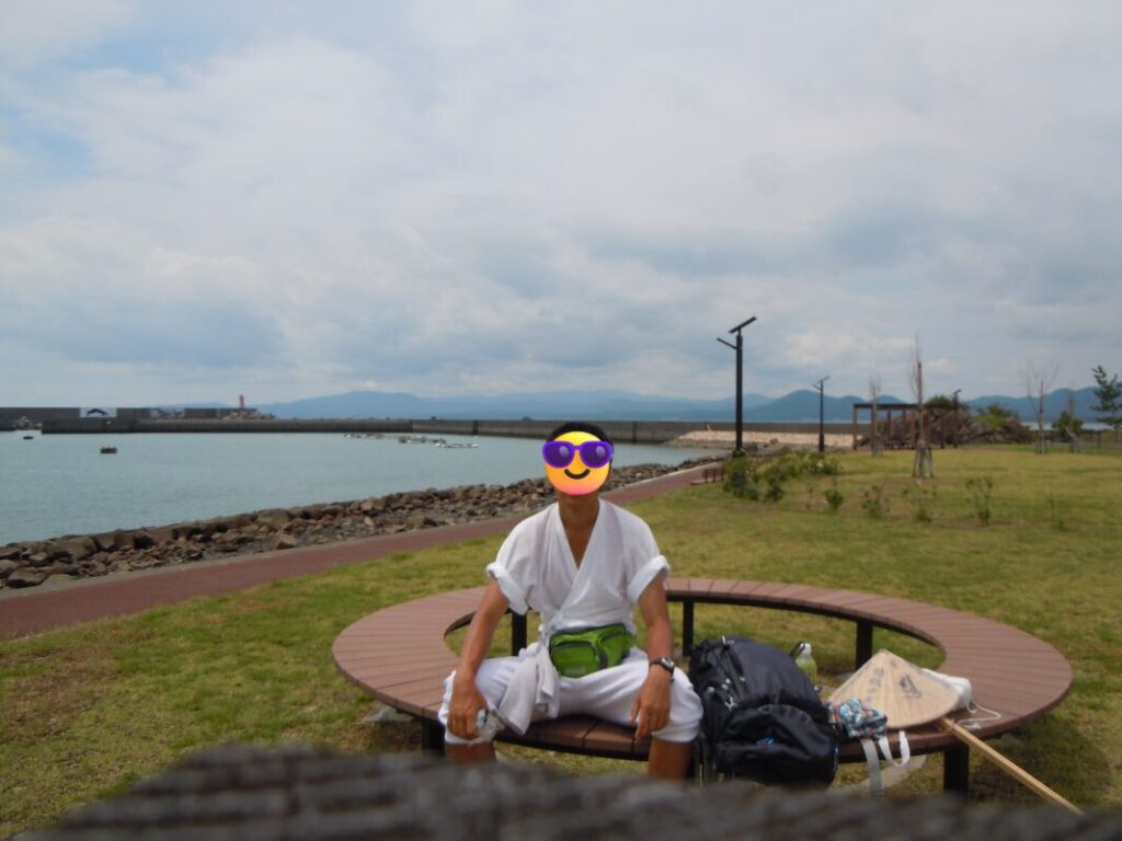 夏の歩き遍路：公園で水を浴びて休憩中の私