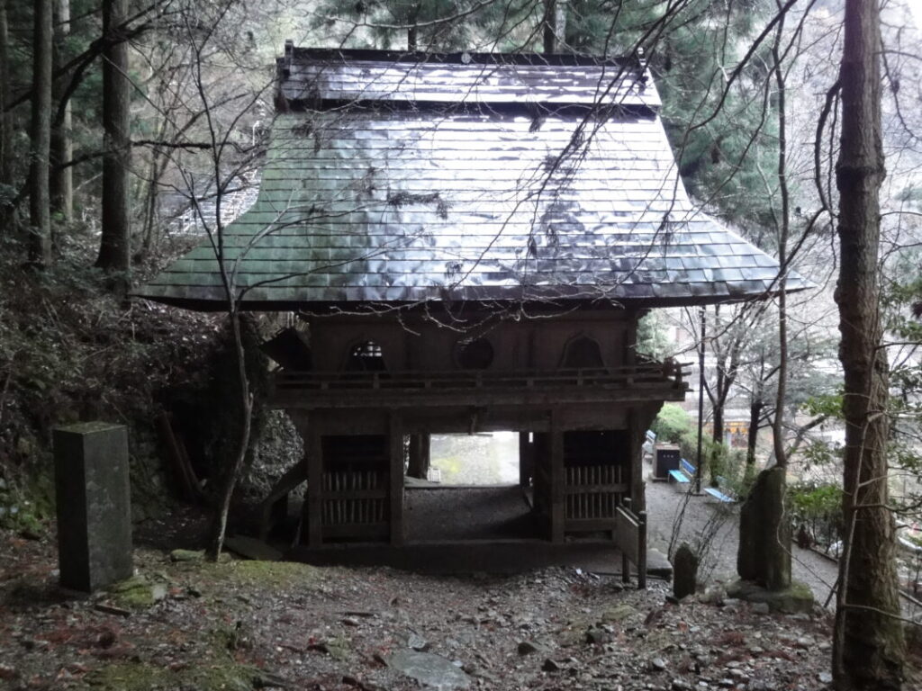 Gate of Iwayaji viewed from the Hatchōzaka Trail