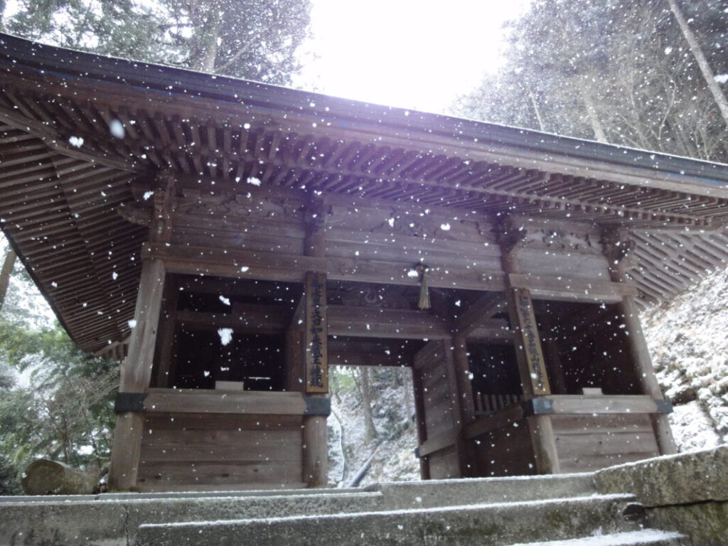 Snow falling at the mountain gate of Yokomineji Temple