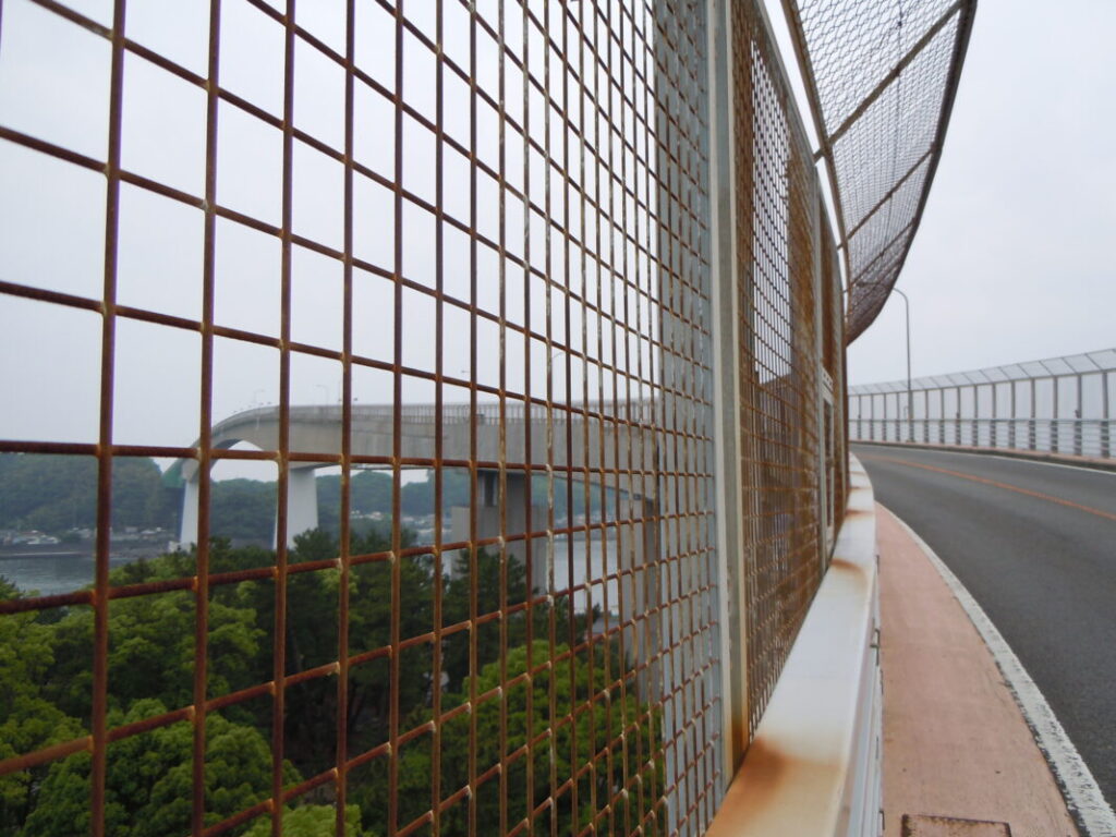 Narrow sidewalk on Urado Bridge