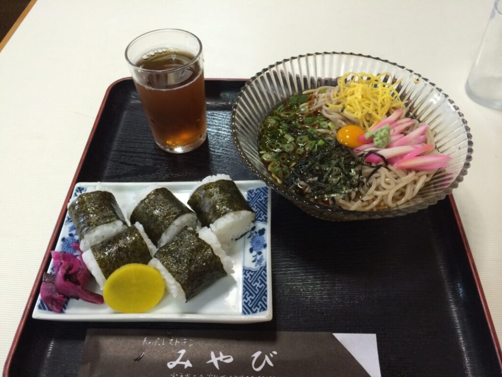 Cold udon and rice balls for lunch after visiting Shinshoji