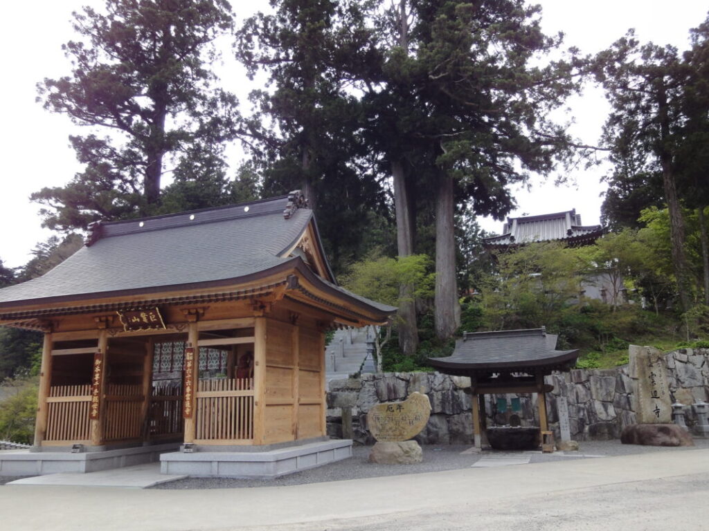 The Niomon Gate of Unpenji Temple is relatively new, having been reconstructed in recent years.