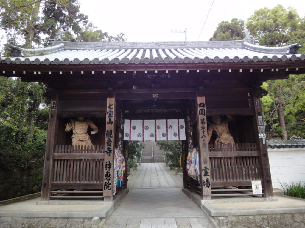 The temple gate shared by Jinnein Temple and Kanonji Temple.