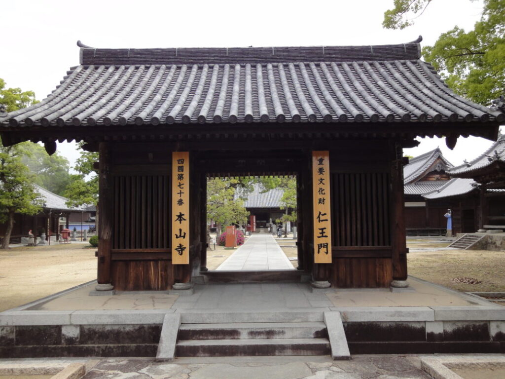 The Niomon Gate of Motoyamaji Temple.