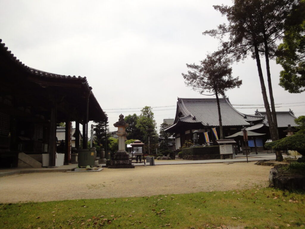 The spacious grounds of Motoyamaji Temple.
