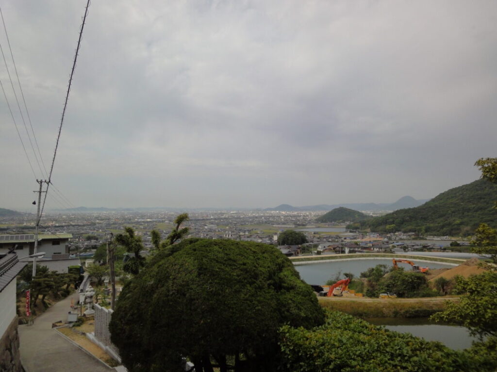 出釈迦寺からの眺め。池や讃岐富士が見られる。