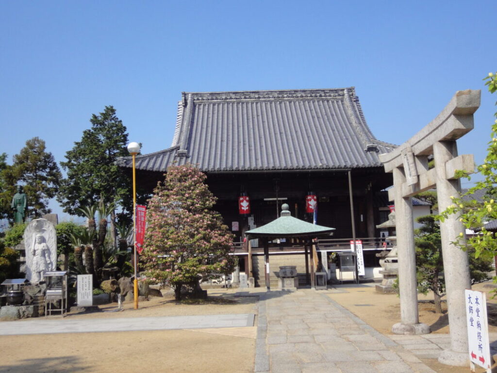 A torii gate also stands within the grounds of Konzoji Temple.