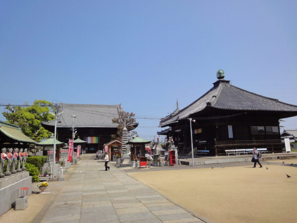 The grounds of Doryuji Temple, featuring the Main Hall and the Daishi Hall.