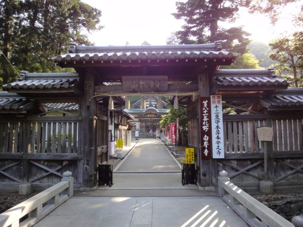 The Niomon Gate of Shiromineji Temple.