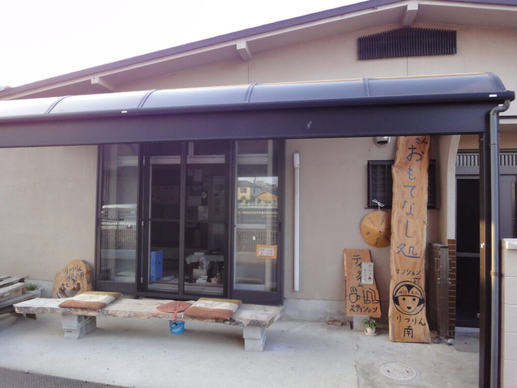 A zenkonyado (pilgrim lodging) operated by an elderly couple.