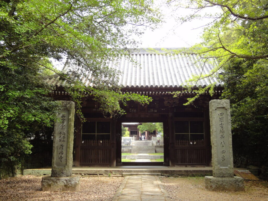 The Sanmon Gate of Yashimaji Temple.