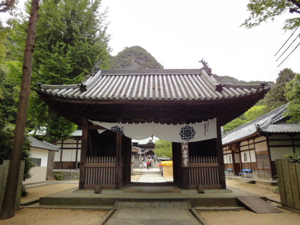 The Sanmon Gate of Yaguriji Temple.