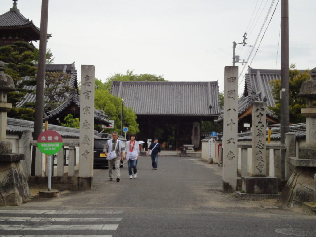 The approach to Shidoji Temple.